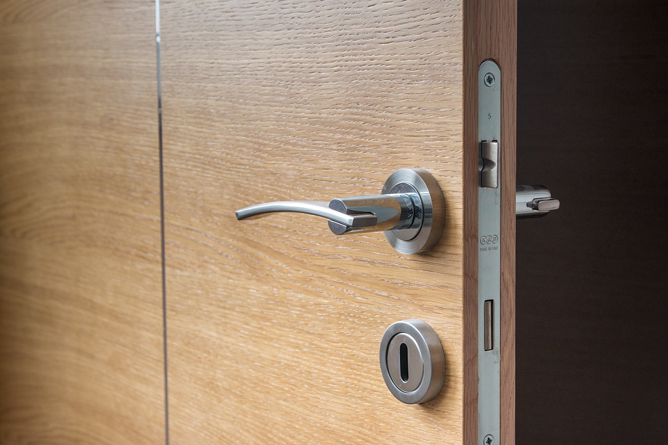 Наши ключари монтират дръжка за врата | SOS Locksmith Монтаж на бръжка - наши ключари