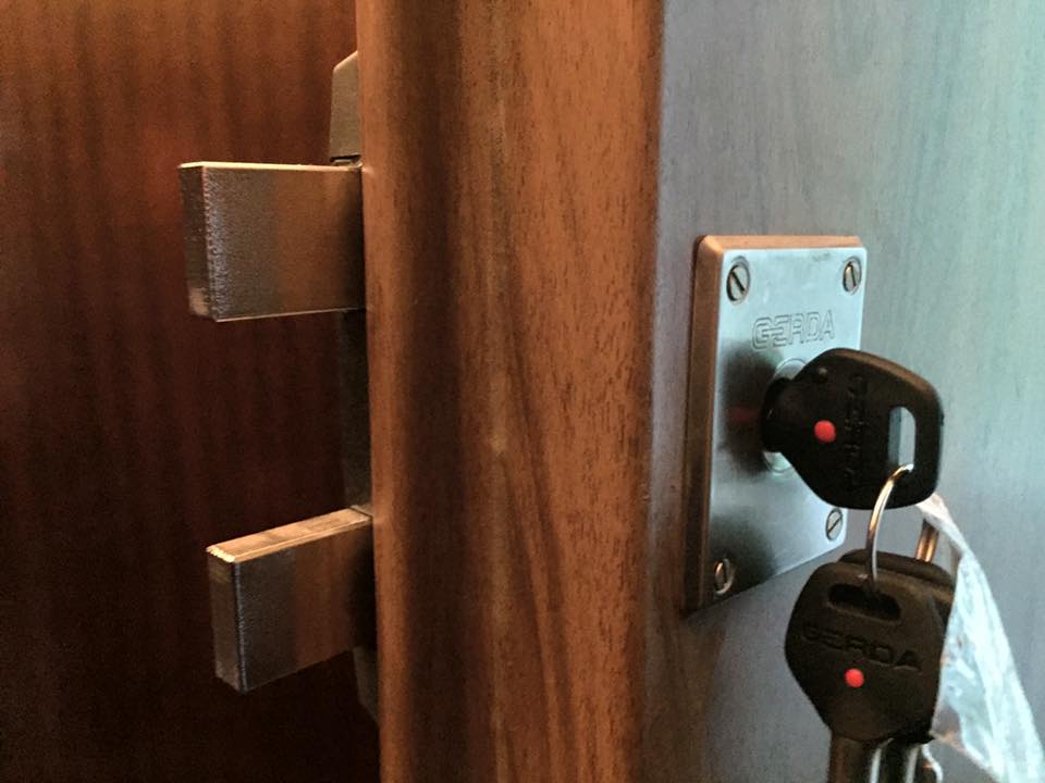 Монтаж на секретна брава от наши ключари | SOS Locksmith Монтаж на брава - наши ключари